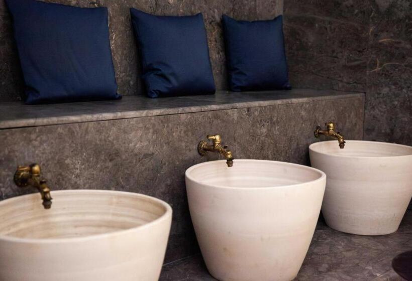 فندق Castello Ducale Colonna Resort