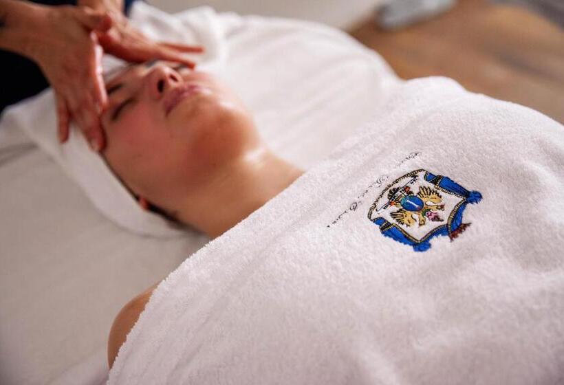 فندق Castello Ducale Colonna Resort