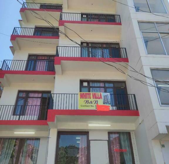 호텔 Collection O White Villa