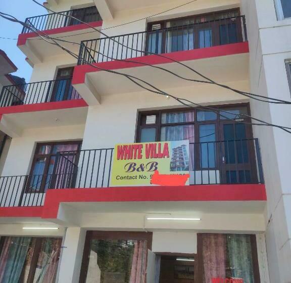 호텔 Collection O White Villa