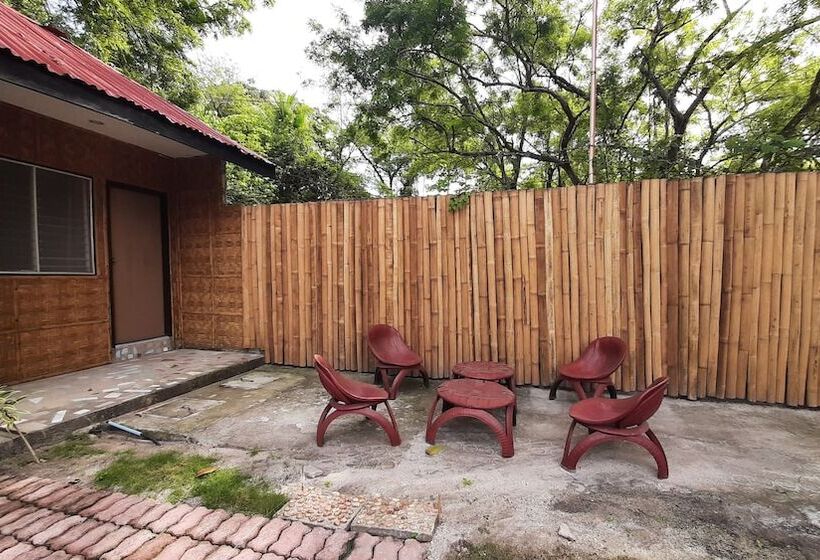 On Board Panglao Beach Hostel & Resort