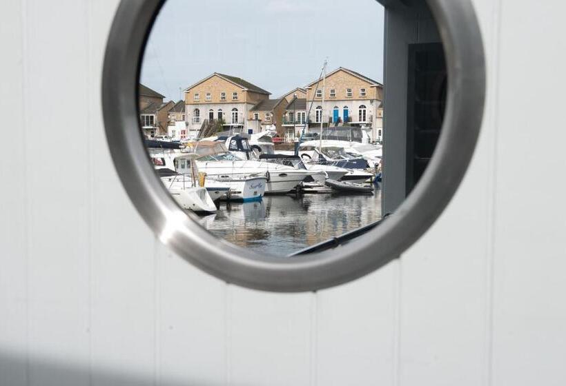 Отель Rooms At Penarth Marina