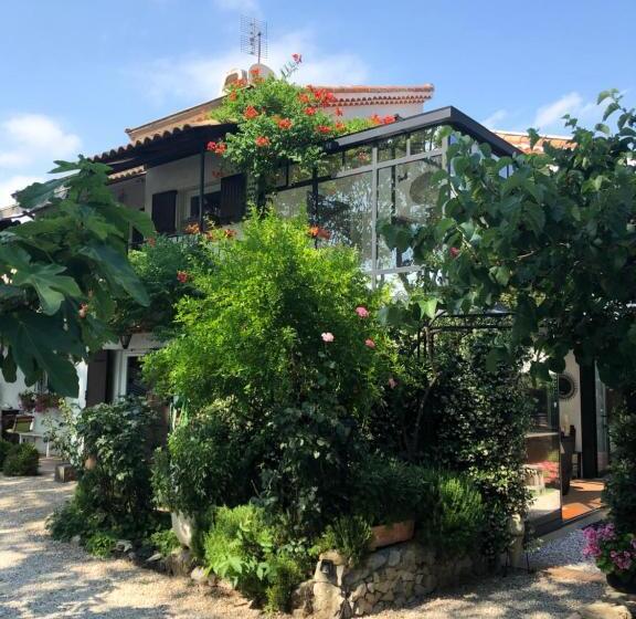 פנסיון Lou Pantai