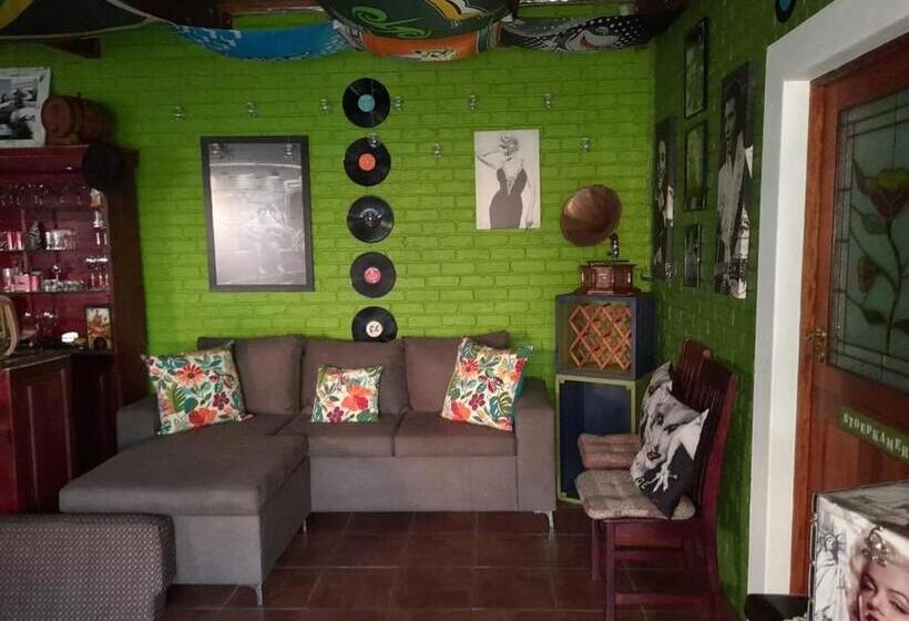 ペンション Uit En Tuis Guesthouse