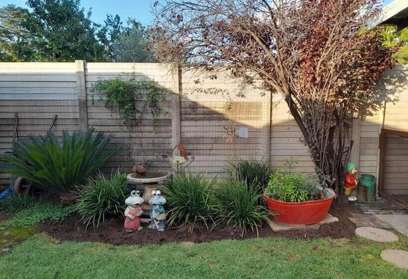 ペンション Uit En Tuis Guesthouse