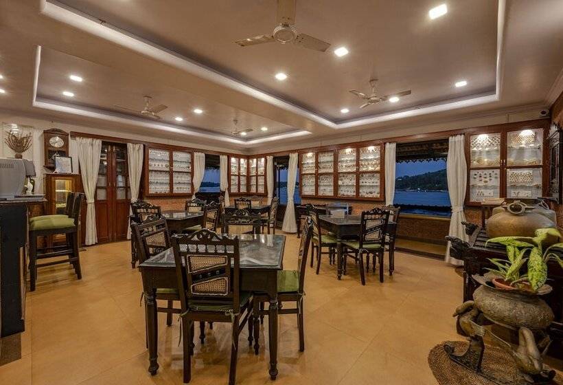 Курорт Neemrana S Three Waters