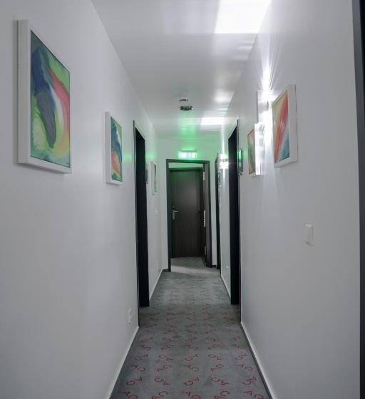 호텔 Alpha & Omega