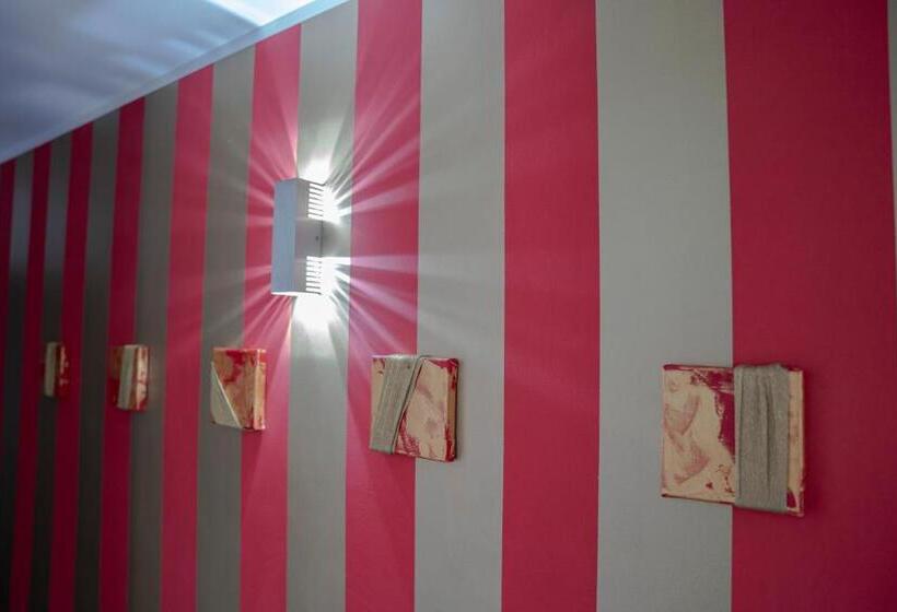 호텔 Alpha & Omega