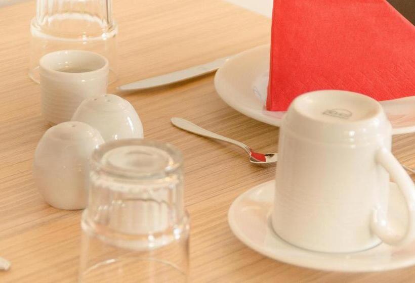 호텔 Alpha & Omega