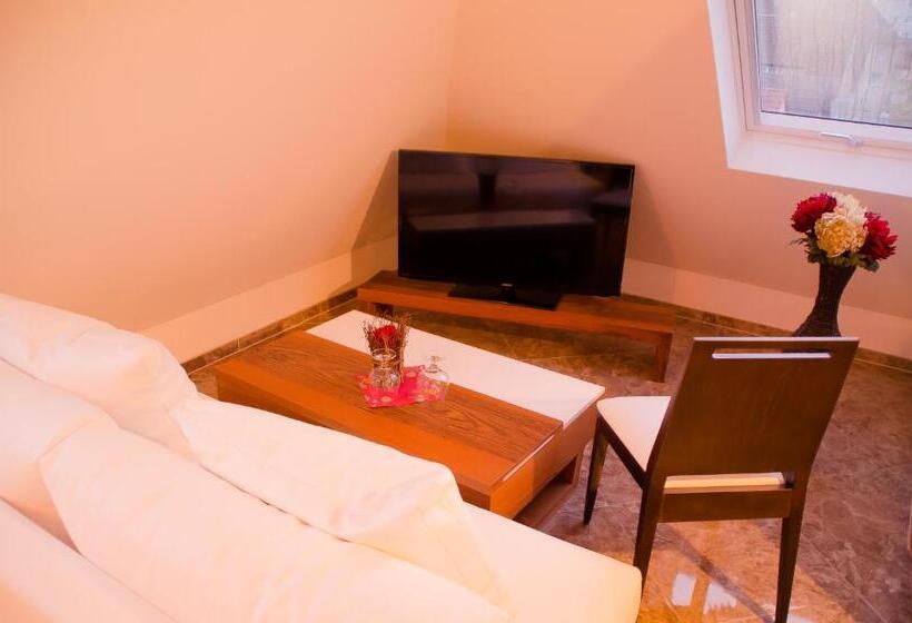 Отель Alpha & Omega