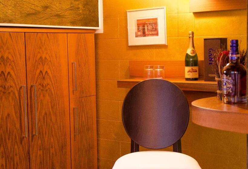 호텔 Alpha & Omega