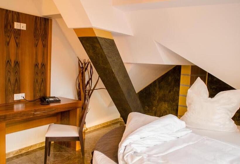 호텔 Alpha & Omega