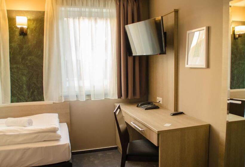 호텔 Alpha & Omega