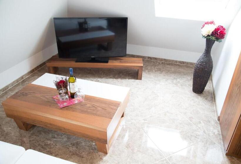 호텔 Alpha & Omega