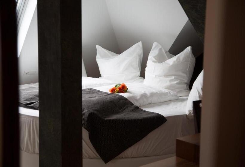 호텔 Alpha & Omega