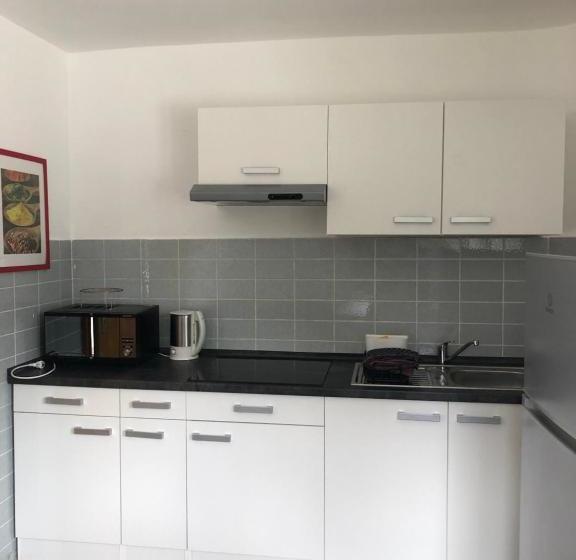 Отель Hope Inn Apartments