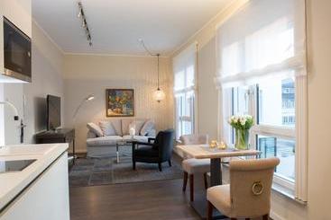 هتل Logis First Class Business Suites