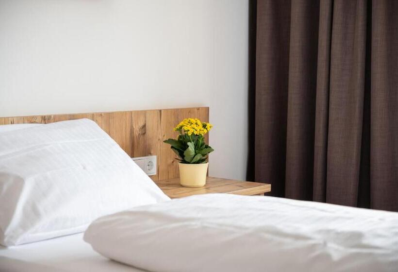 Отель Snooze Apartments