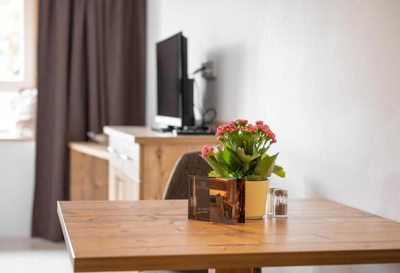 Отель Snooze Apartments