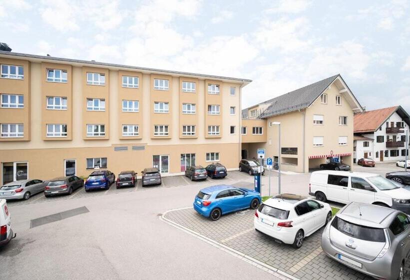 Отель Snooze Apartments