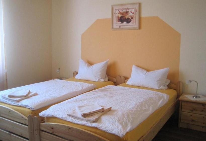 ホテル Ferienpension Zum Hochscheid