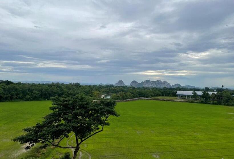 فندق บ้านสุขใจ สามใบเถา