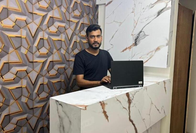 בית מלון כפרי Plaza Rooms   Prabhadevi Dadar