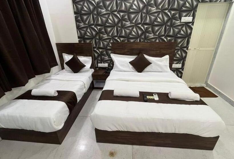 בית מלון כפרי Plaza Rooms   Prabhadevi Dadar