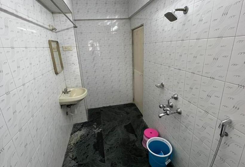 בית מלון כפרי Plaza Rooms   Prabhadevi Dadar