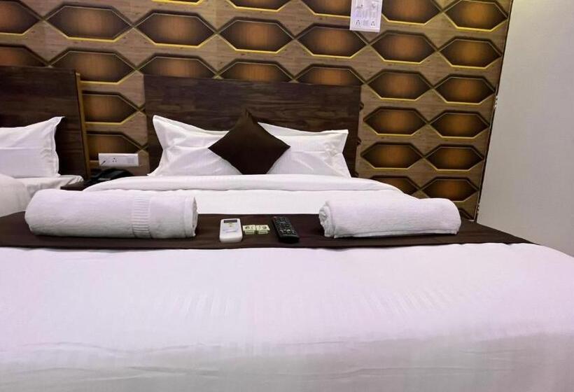 בית מלון כפרי Plaza Rooms   Prabhadevi Dadar