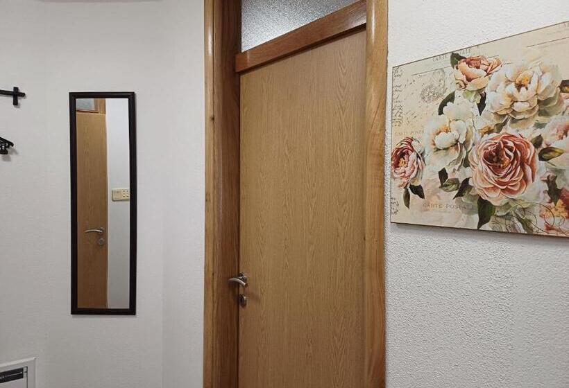 تختخواب و صبحانه Rose Apartmans