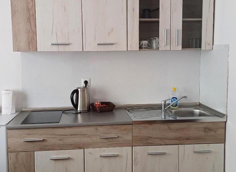 تختخواب و صبحانه Rose Apartmans