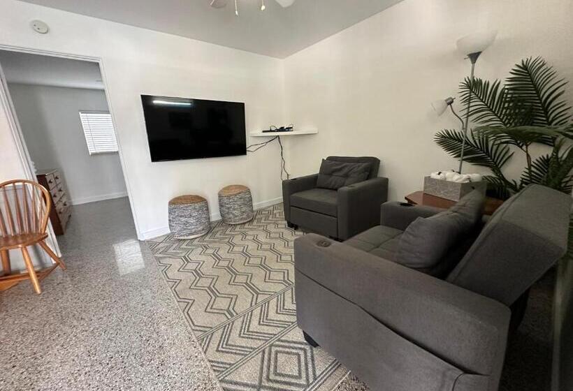 فندق Ebbtide Inn