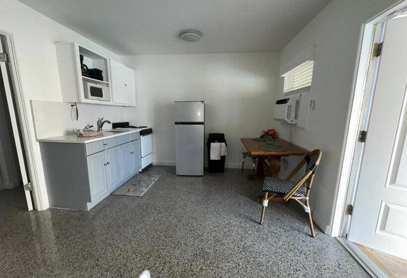 فندق Ebbtide Inn