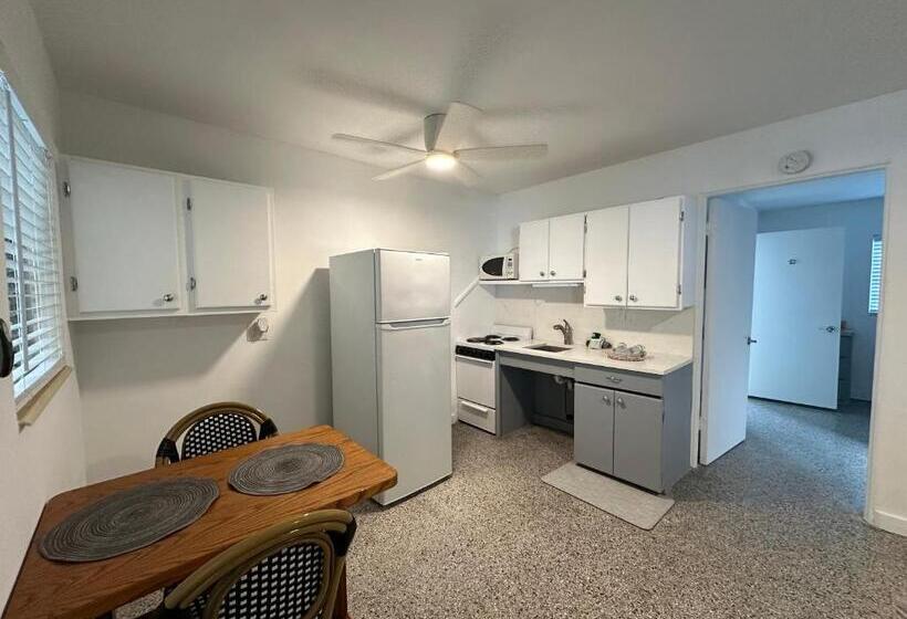 فندق Ebbtide Inn