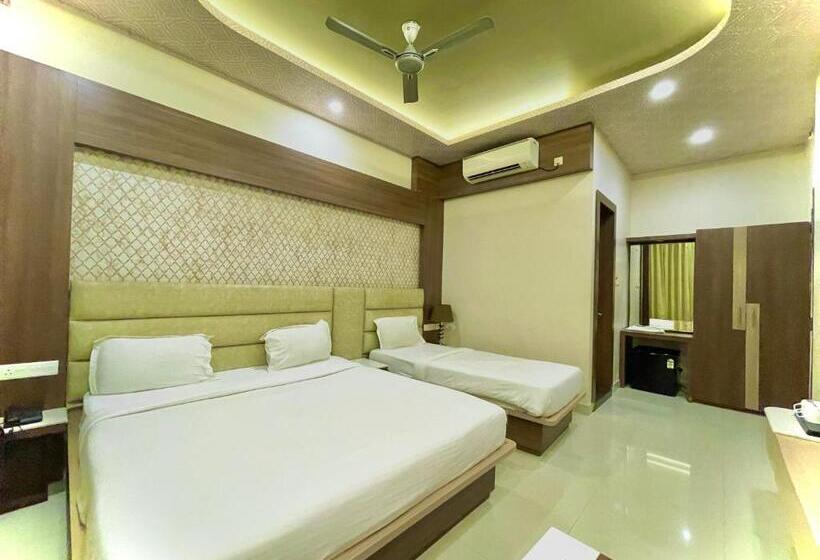 Kuber Palace ! Puri Near Sea Beach And Temple Fully Air Conditioned Hotel With Lift And Parking Faci