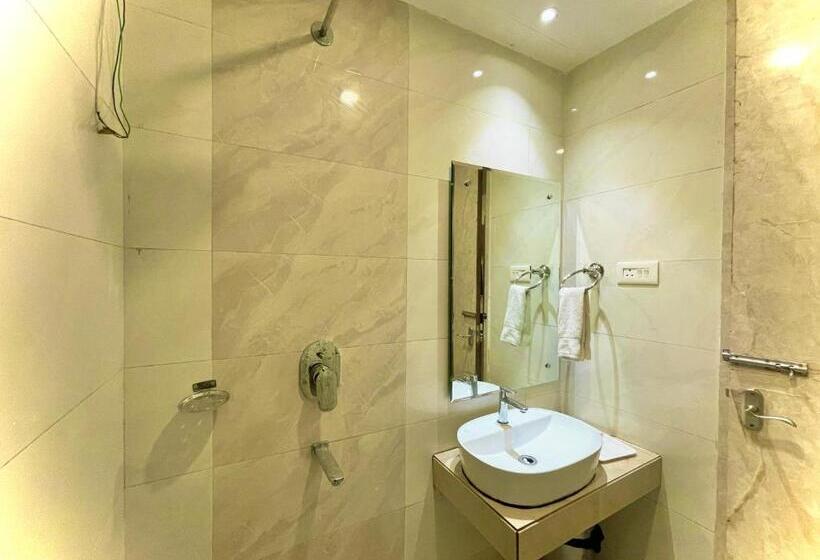 Kuber Palace ! Puri Near Sea Beach And Temple Fully Air Conditioned Hotel With Lift And Parking Faci