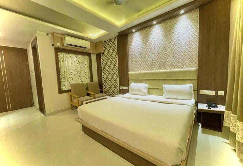 Kuber Palace ! Puri Near Sea Beach And Temple Fully Air Conditioned Hotel With Lift And Parking Faci