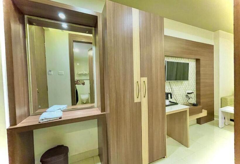 Kuber Palace ! Puri Near Sea Beach And Temple Fully Air Conditioned Hotel With Lift And Parking Faci