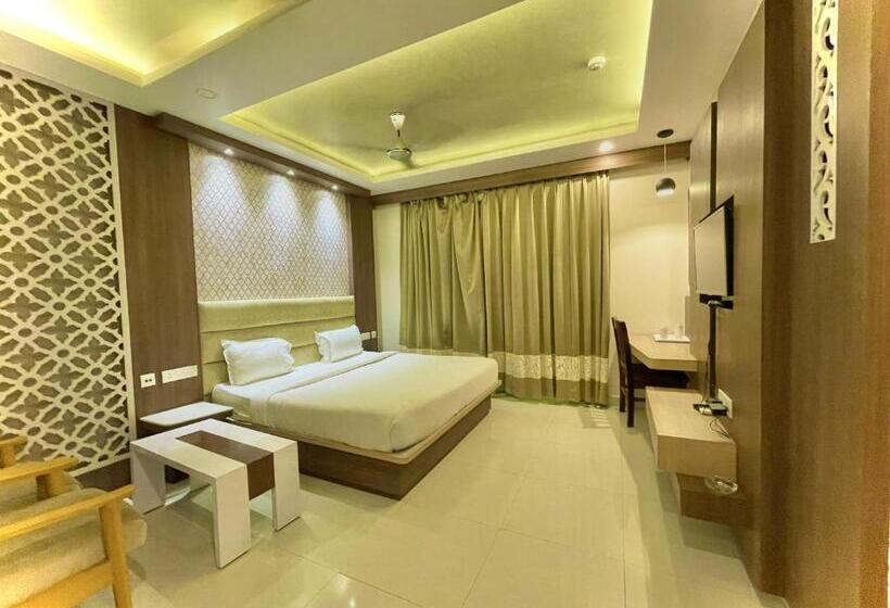 Kuber Palace ! Puri Near Sea Beach And Temple Fully Air Conditioned Hotel With Lift And Parking Faci