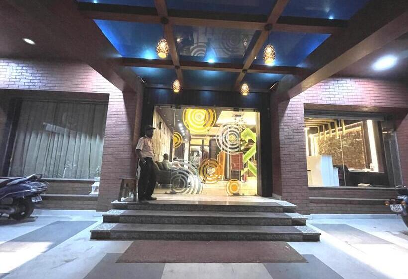 Kuber Palace ! Puri Near Sea Beach And Temple Fully Air Conditioned Hotel With Lift And Parking Faci