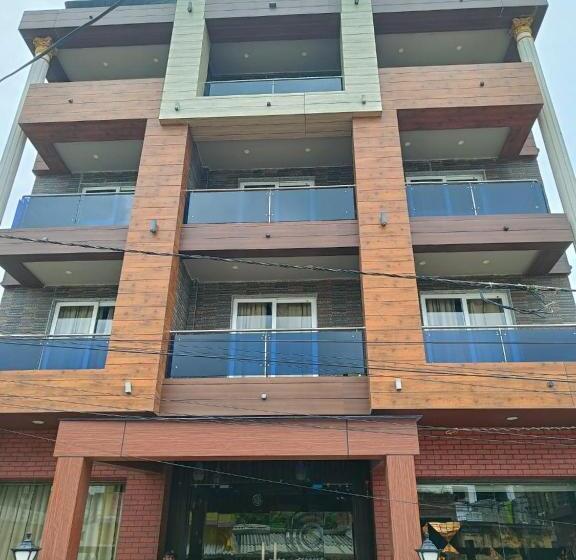 Kuber Palace ! Puri Near Sea Beach And Temple Fully Air Conditioned Hotel With Lift And Parking Faci