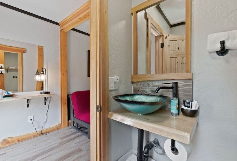 فندق Lake Village Lodge