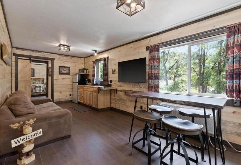 فندق Lake Village Lodge