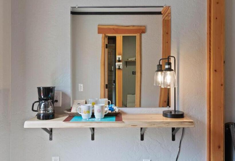 فندق Lake Village Lodge