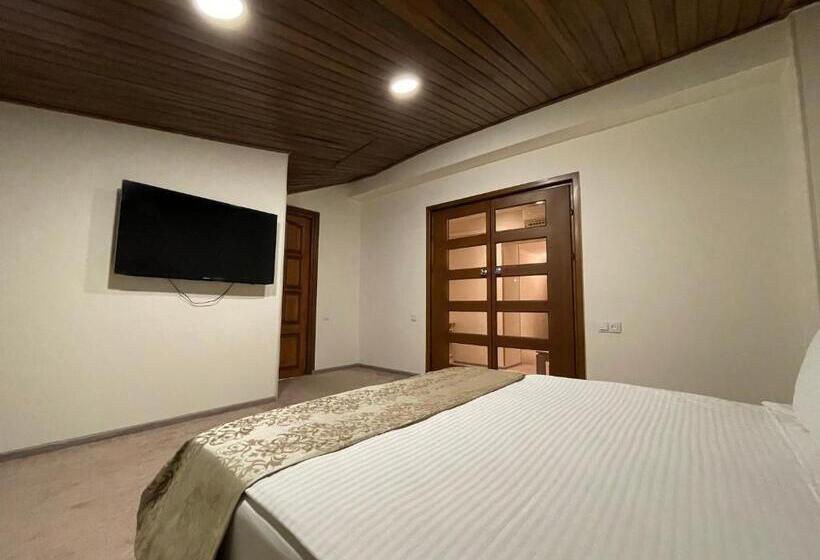 Delin Hotel And Tours