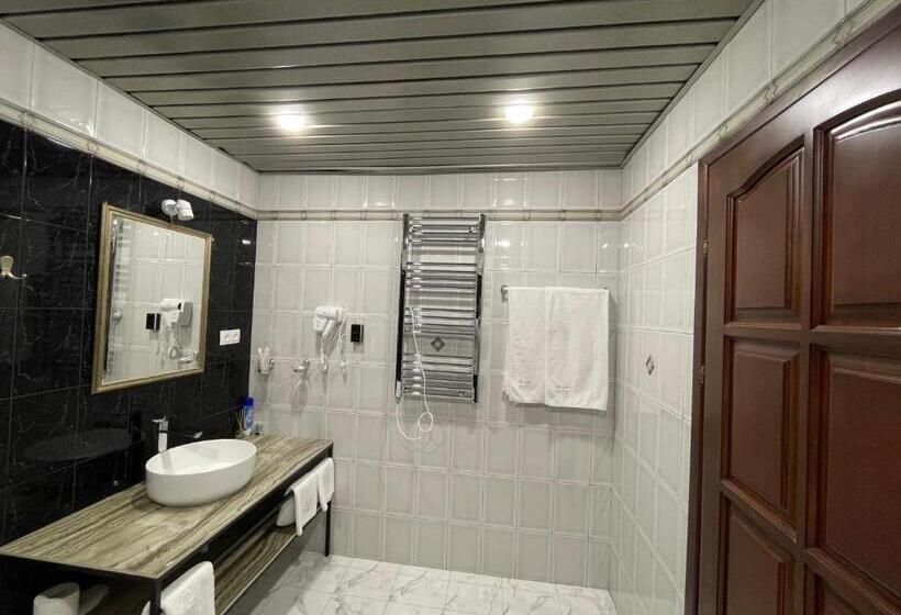 Delin Hotel And Tours