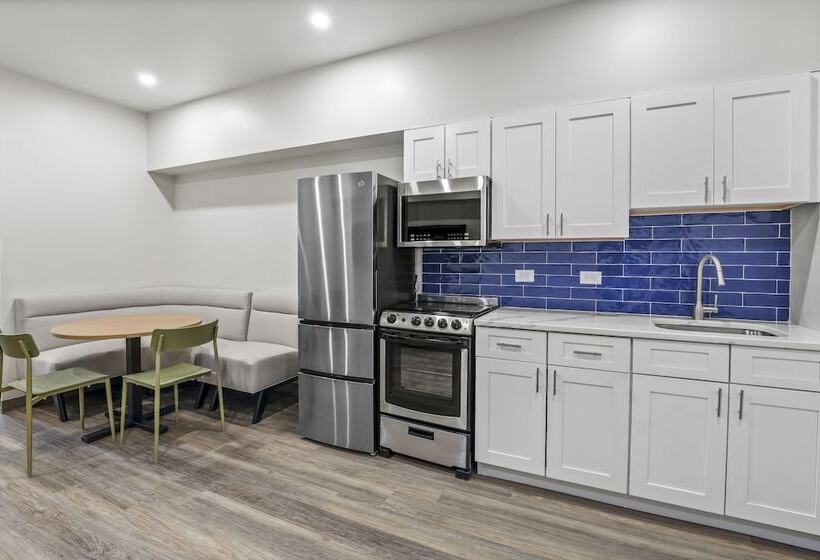 בית מלון כפרי Seaport Suites