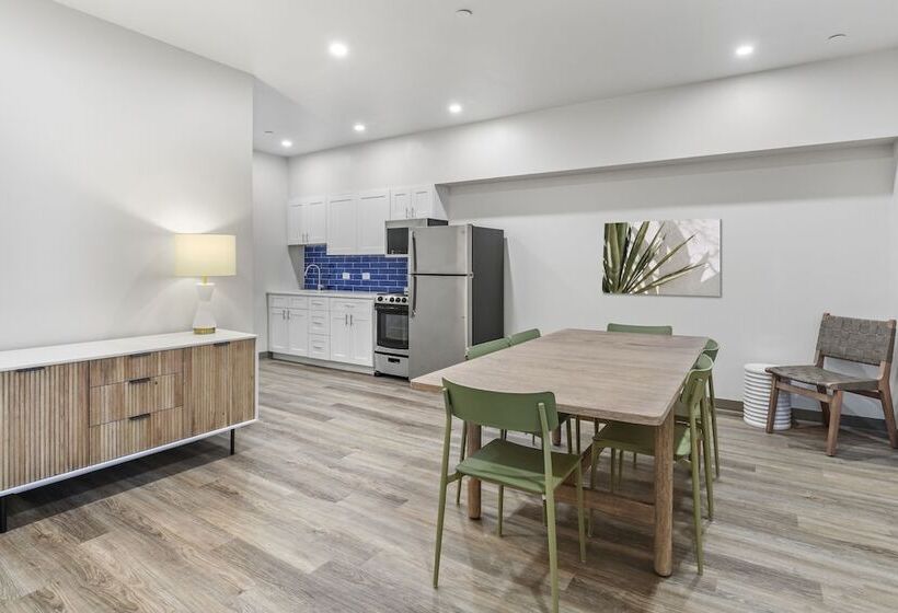 בית מלון כפרי Seaport Suites