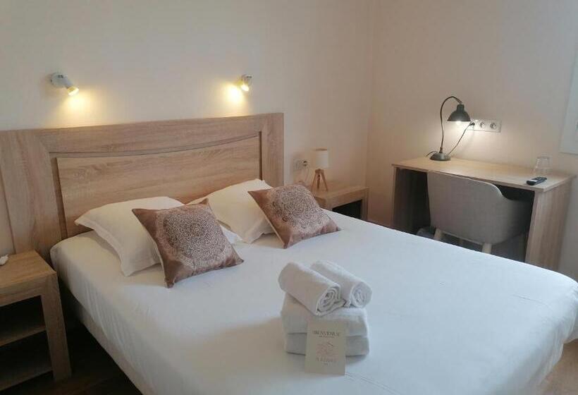 Hôtel Restaurant Platanes   Kb Hotel Group